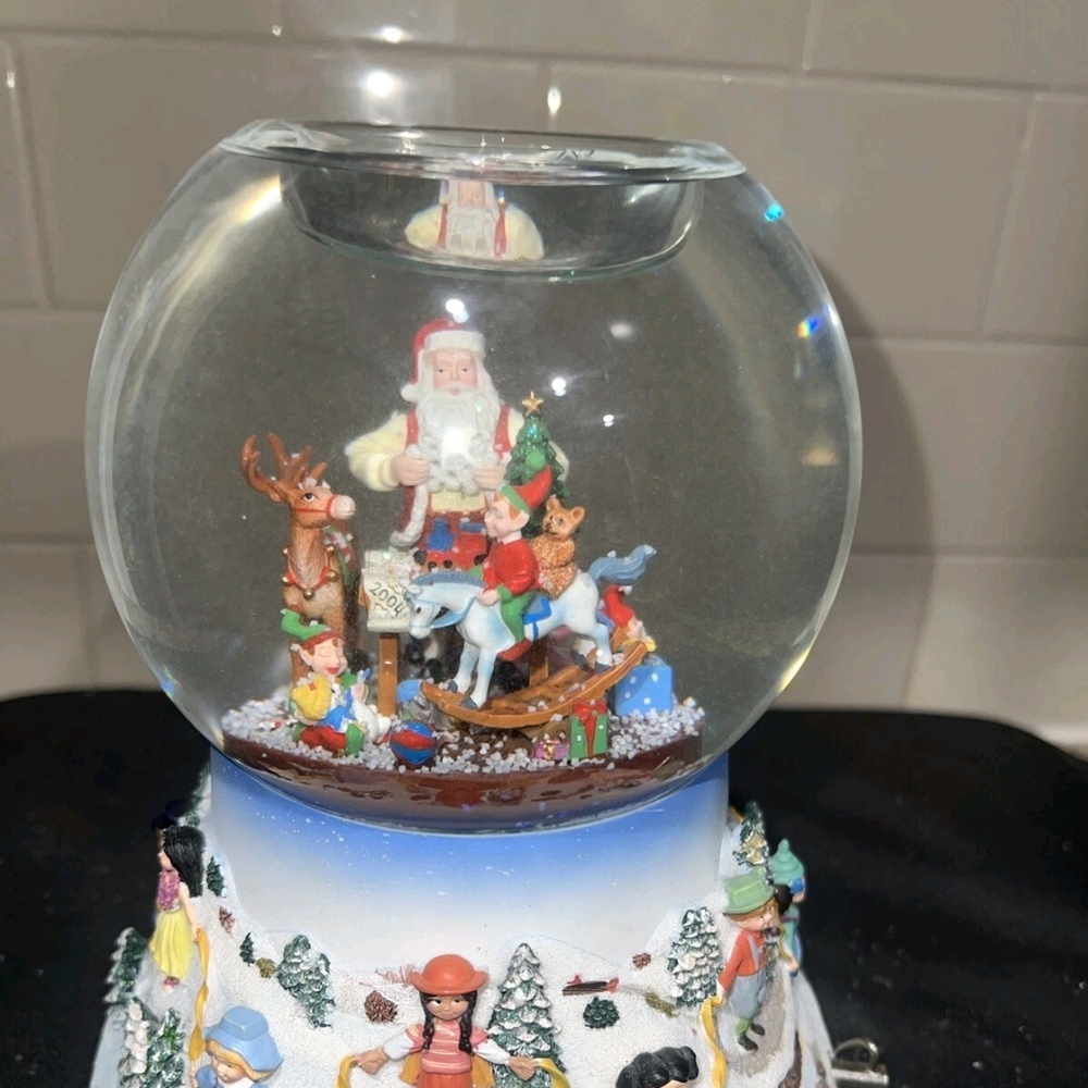 Partylite 2004 Santa In his Toyshop Snow Globe